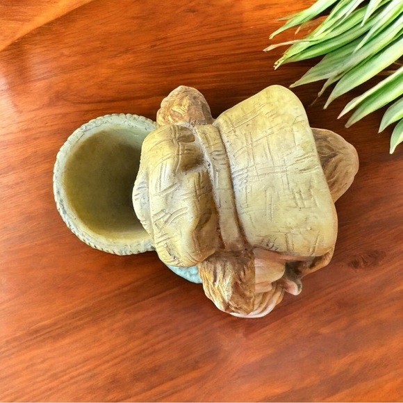 Henri Chrisdon Resin Mrs. Rabbit Garden Statue Planter - Picture 12 of 13